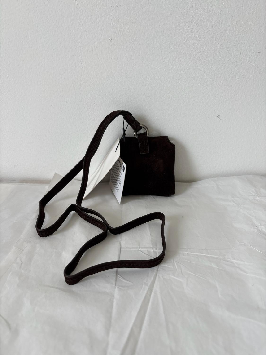 PORTA AURICULARES PIEL CON COLGANTE - Image 4