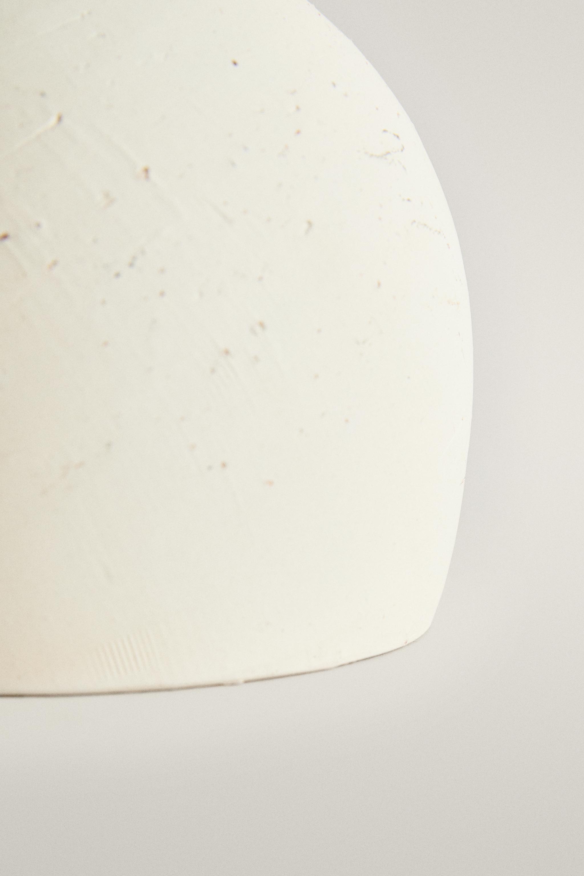 ROUND CERAMIC DECORATIVE VASE
