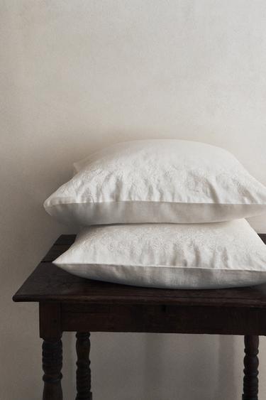 COTTON AND LINEN PILLOWCASE WITH RAISED DESIGN - White by Zara - Image 4
