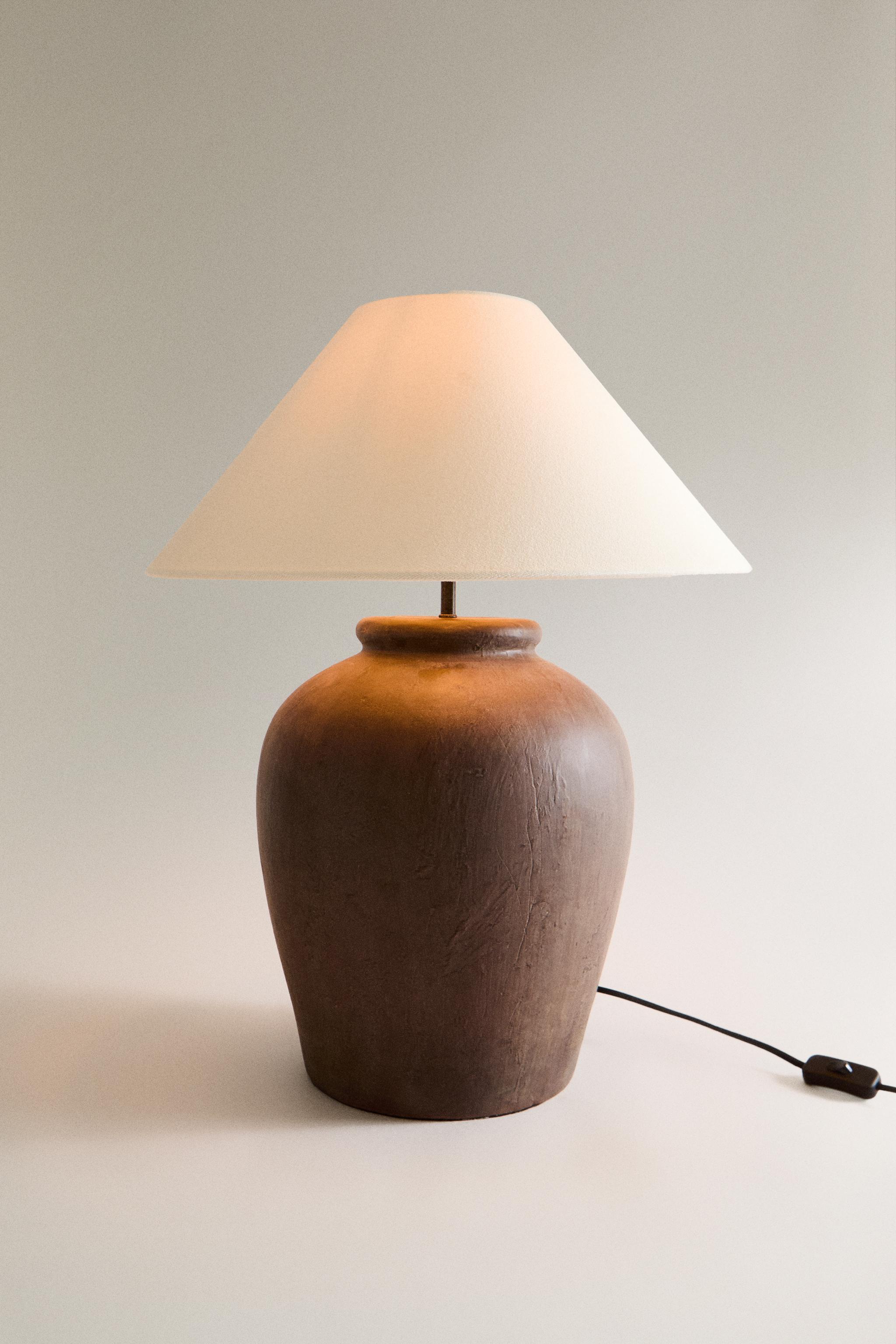 TABLE LAMP WITH CERAMIC BASE — Brown