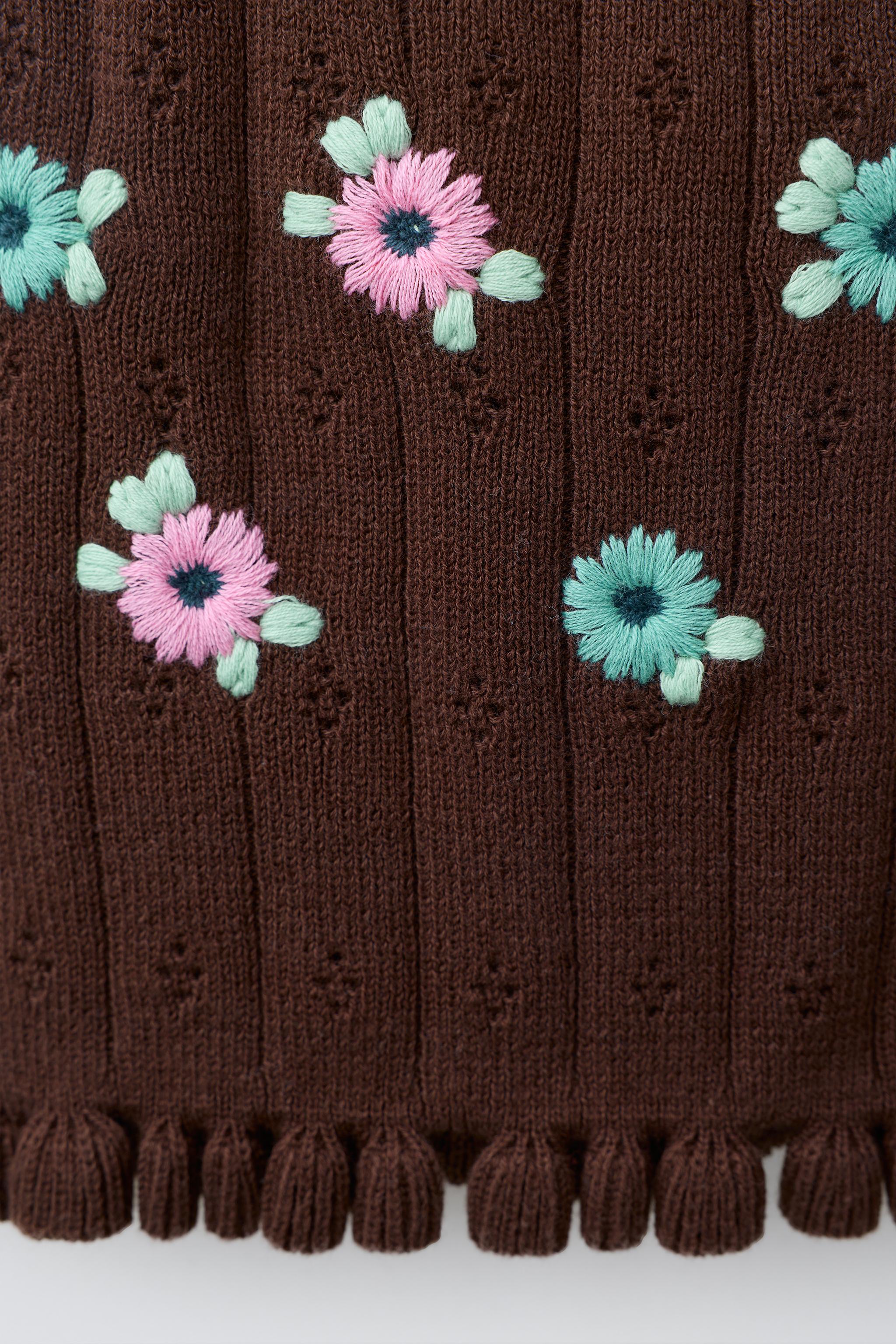 TOP CROPPED EN MAILLE À FLEURS BRODÉES