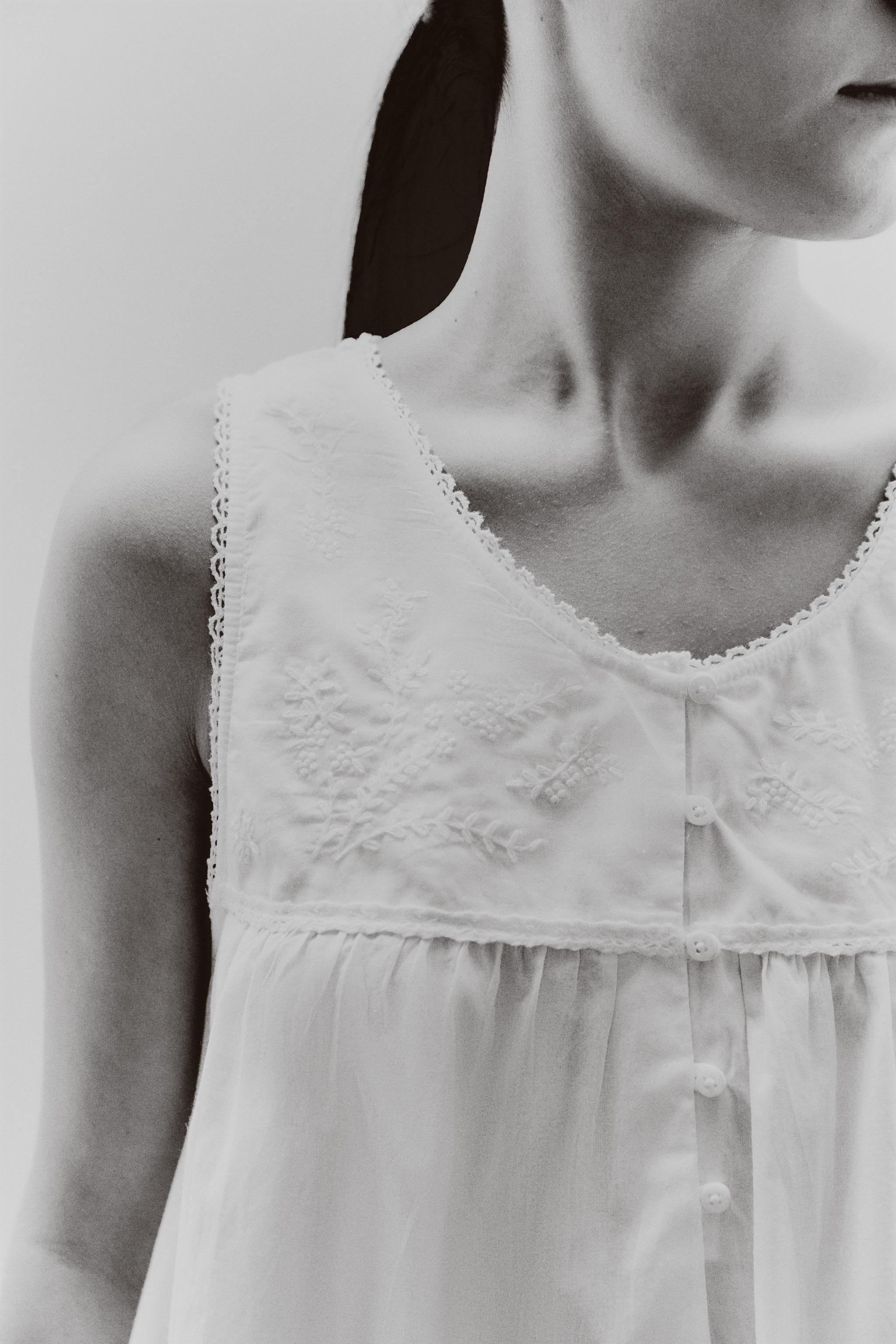 EMBROIDERED COTTON NIGHTGOWN