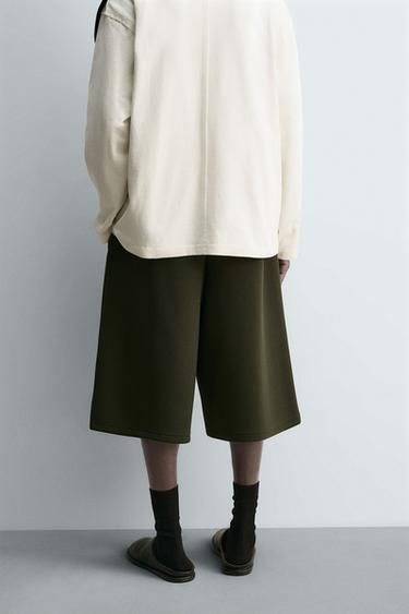 SHORT EFFET NÉOPRÈNE À PINCES - Vert foncé de Zara - Image 2