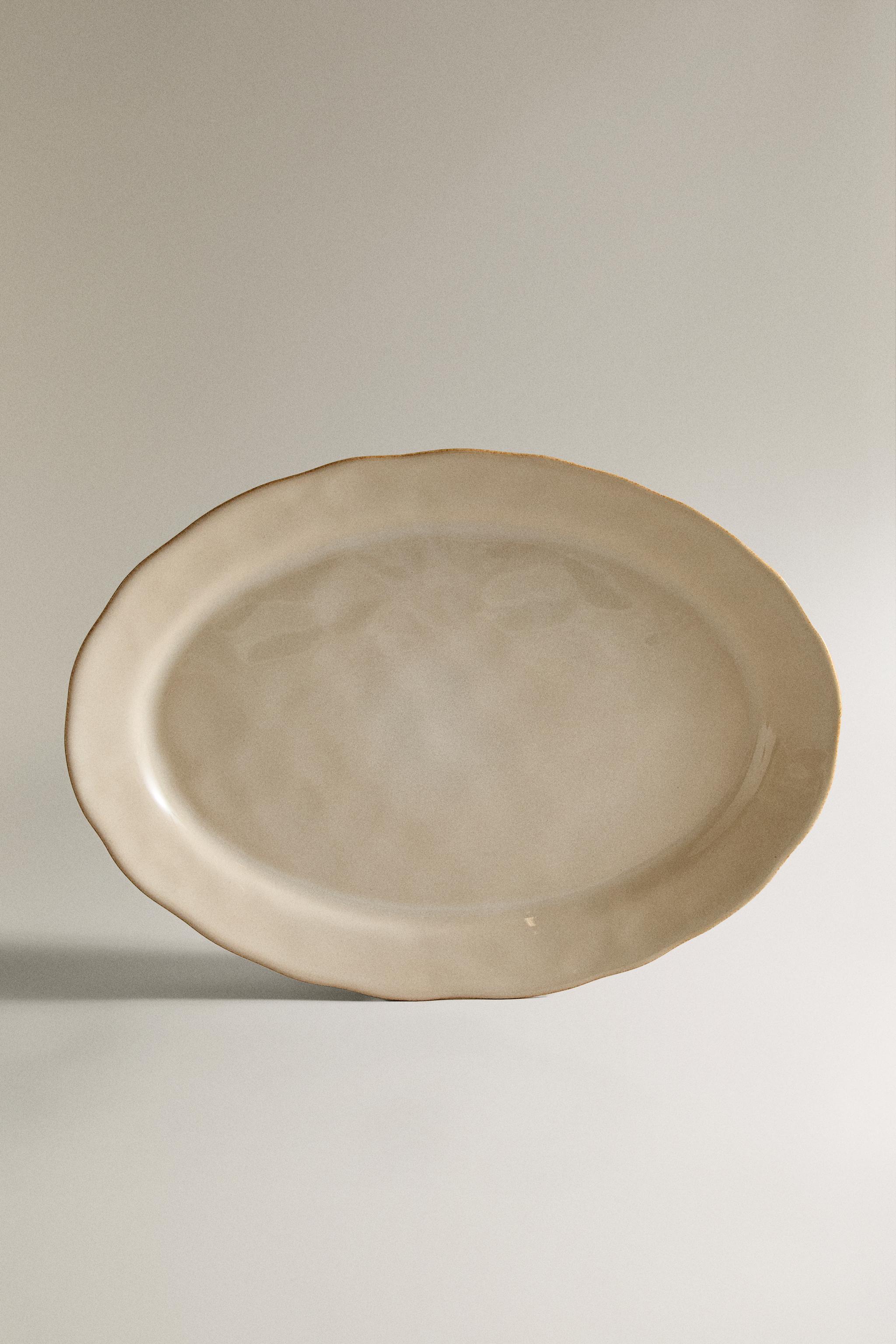 STONEWARE SERVING DISH WITH IRREGULAR EDGE — Cream