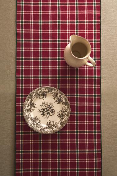 CHRISTMAS CHECK TABLE RUNNER - Red by Zara