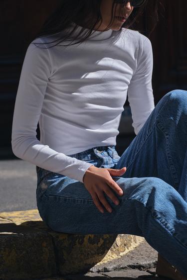 CAMISETA CUELLO ALTO - Blanco de Zara