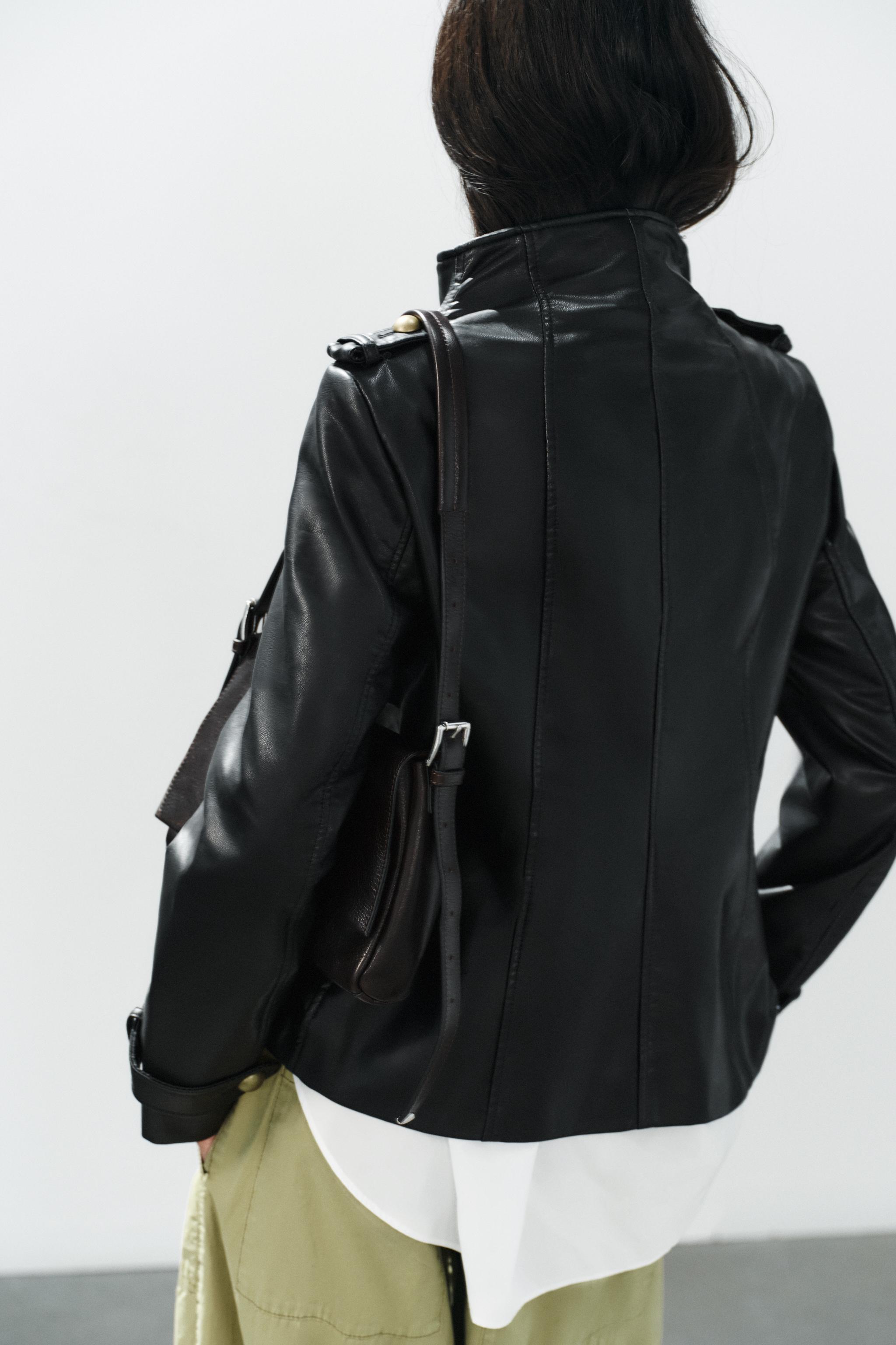 VESTE EN MATIÈRE SYNTHÉTIQUE AVEC BOUTONS