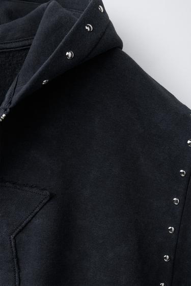 SWEAT À CAPUCHE EFFET DÉLAVÉ ÉTOILE ET CLOUS - Gris anthracite de Zara - Image 2