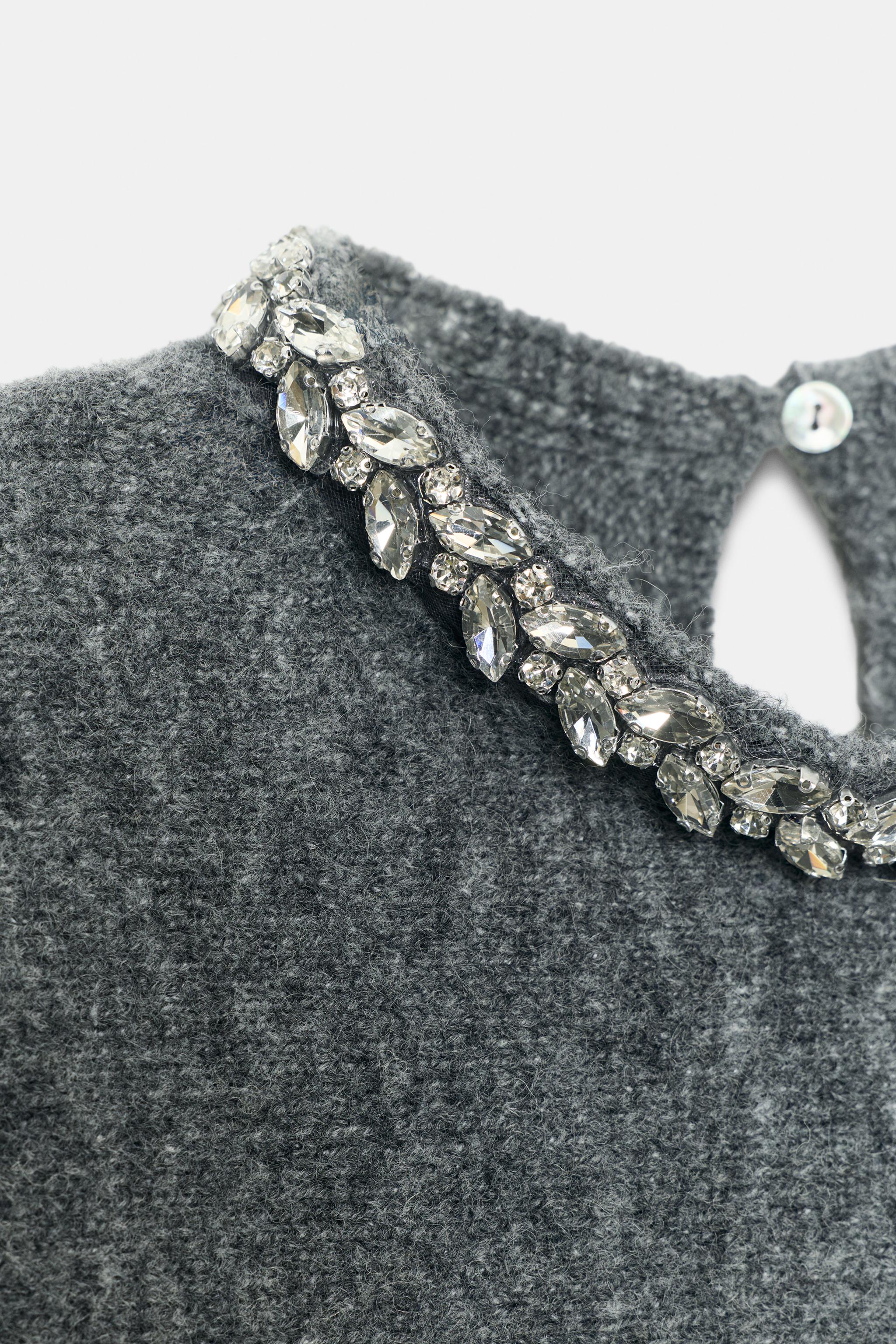 PULL EN MAILLE À COL BIJOUX