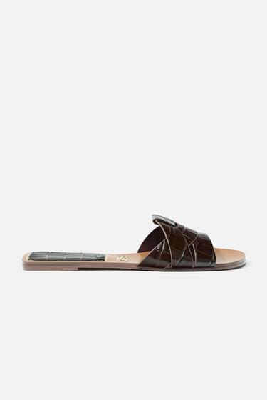 FLACHE LEDERSANDALE MIT RELIEF - Schokoladenbraun von Zara