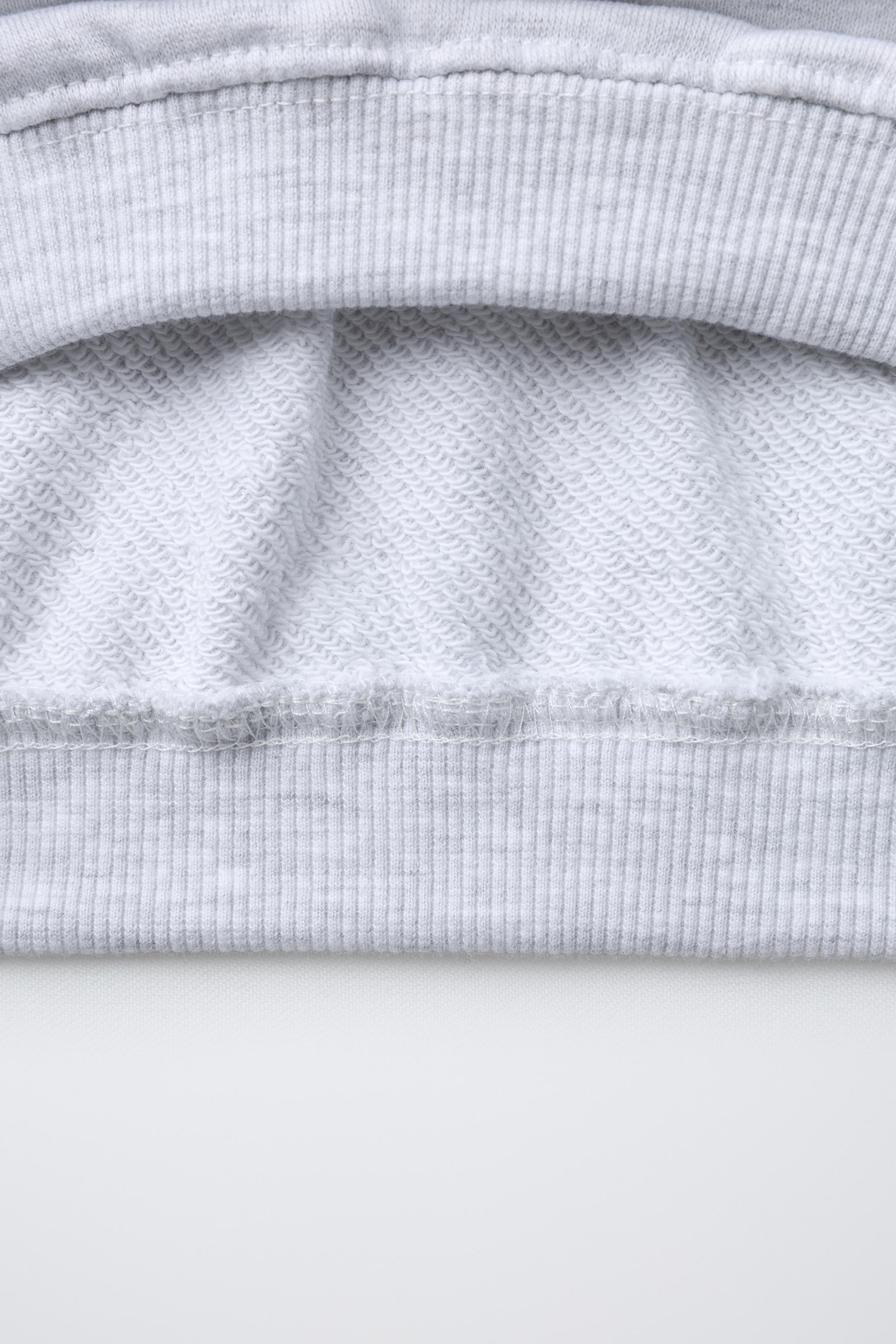 SWEAT À INSCRIPTION EN RELIEF