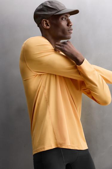 T-SHIRT TECHNIQUE BASIQUE À MANCHES LONGUES - Jaune de Zara - Image 4