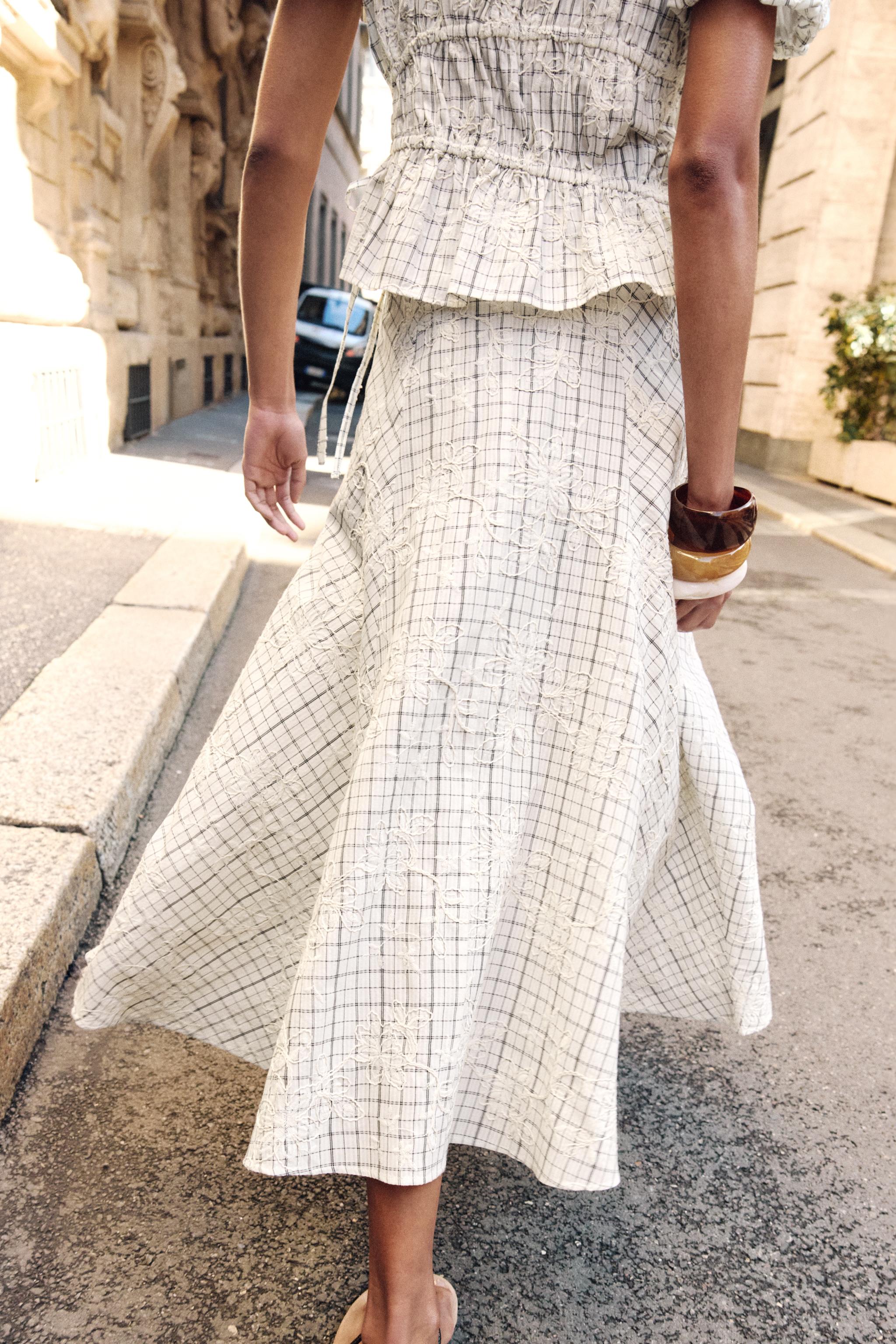 JUPE À CARREAUX BRODÉS AVEC LACETS