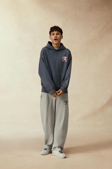 Zaras SWEATSHIRT MED HUVA, TVÄTTAD EFFEKT CHAMPION ® X ZARA - Ljusblå