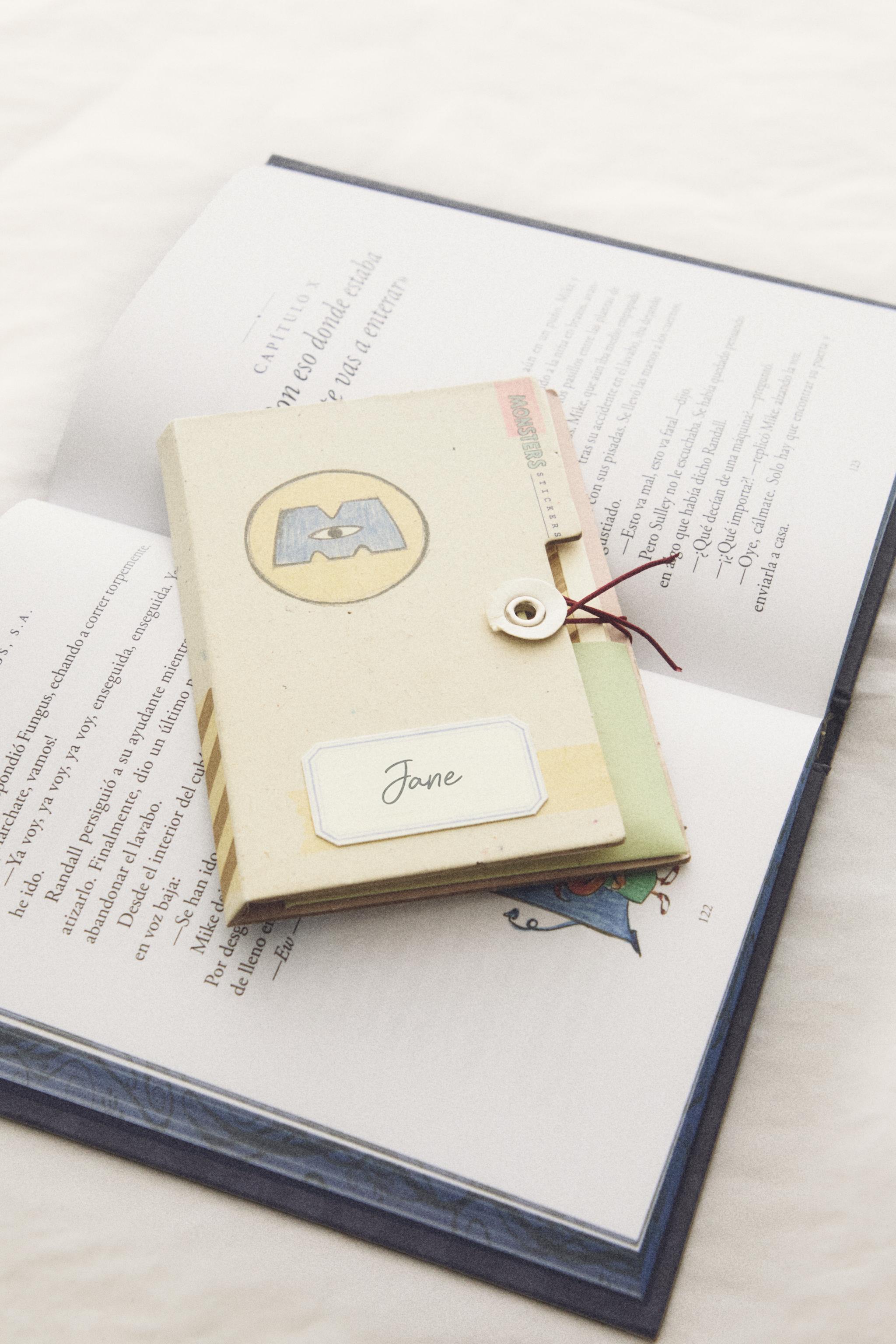 POCHETTE D'AUTOCOLLANTS ENFANT MONSTRES & CIE ©DISNEY/PIXAR