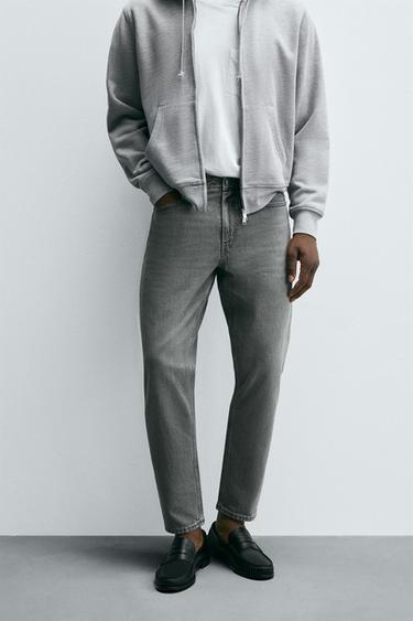 ДЖИНСЫ ЗАУЖЕННОГО КНИЗУ КРОЯ — СЕРЫЙ от Zara