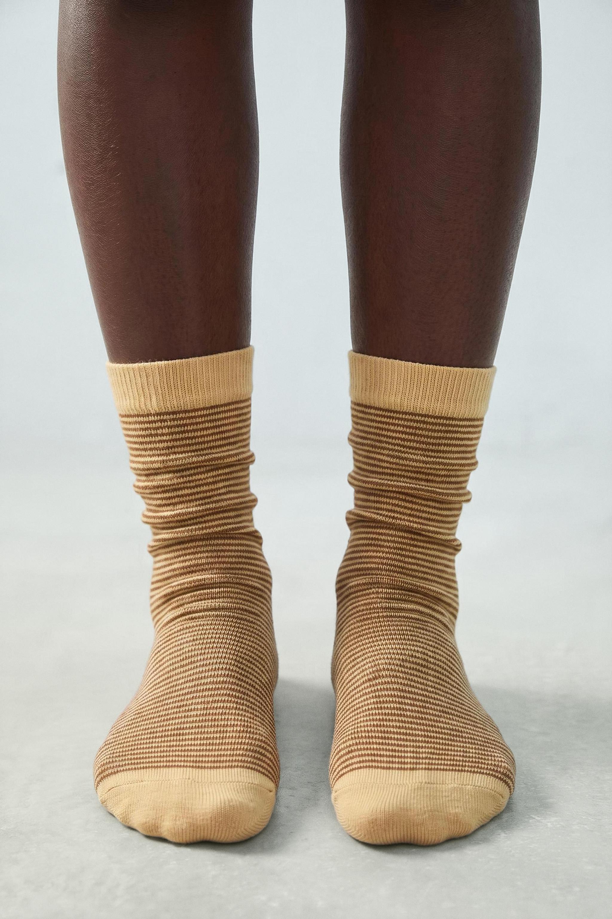 LOT DE CINQ PAIRES CHAUSSETTES HAUTES À RAYURES ET UNIES