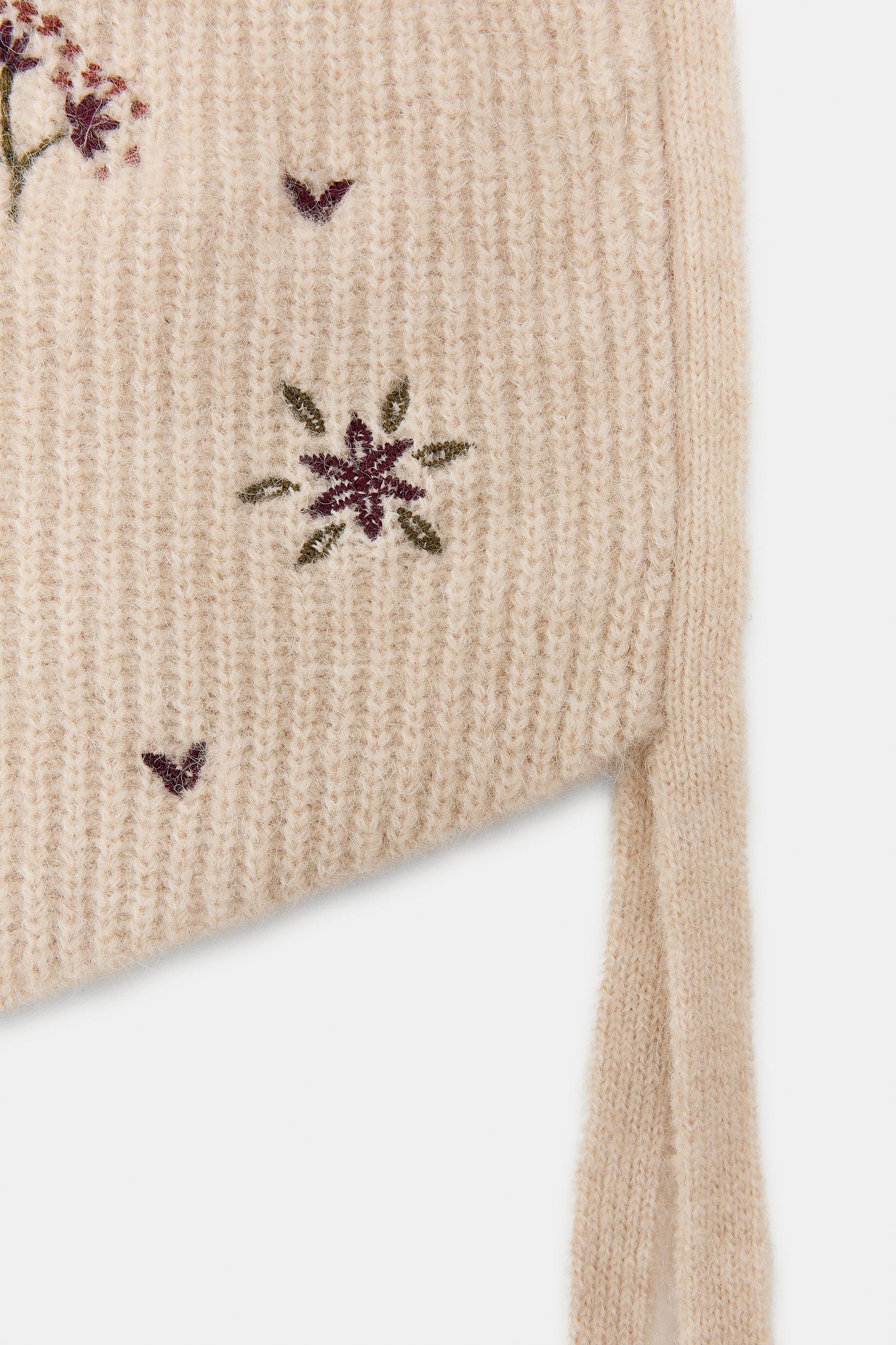 EMBROIDERED KNIT HOOD