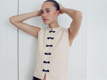 CONTRASTING FROG FASTENING KNIT VEST — Ecru 1