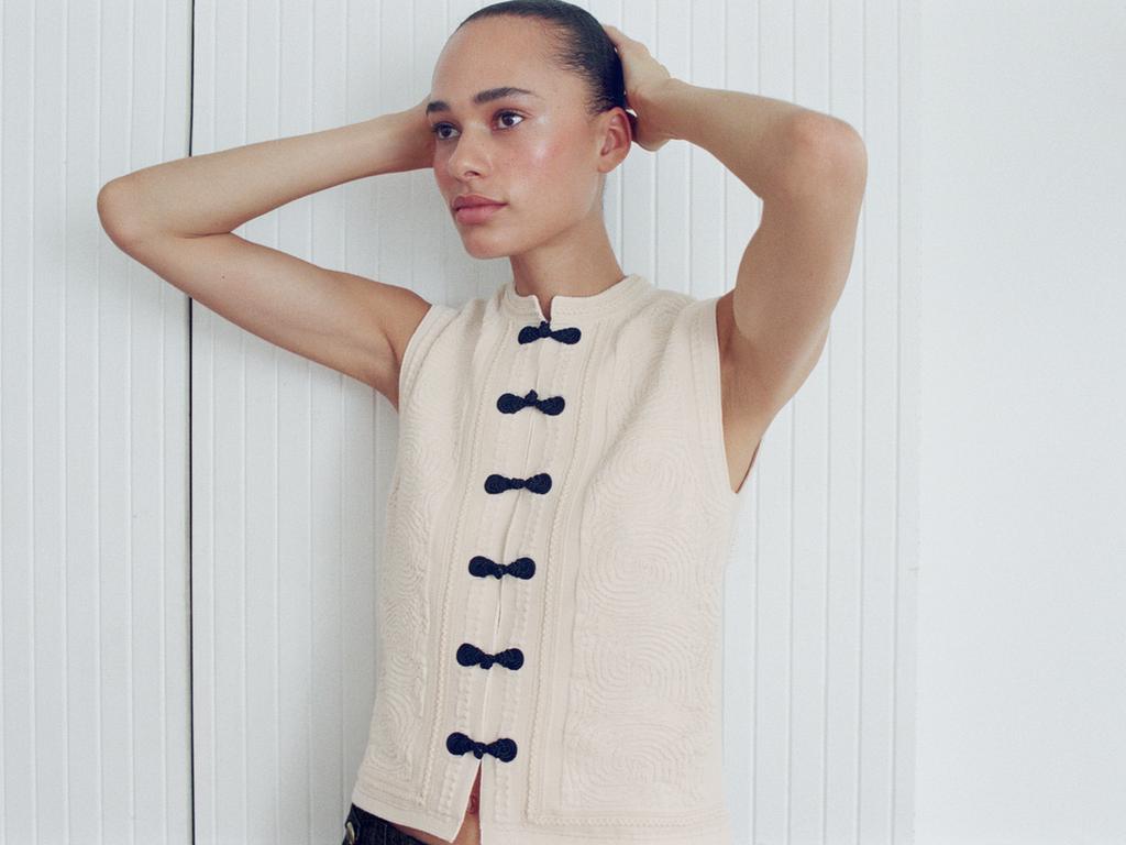 CONTRASTING FROG FASTENING KNIT WAISTCOAT