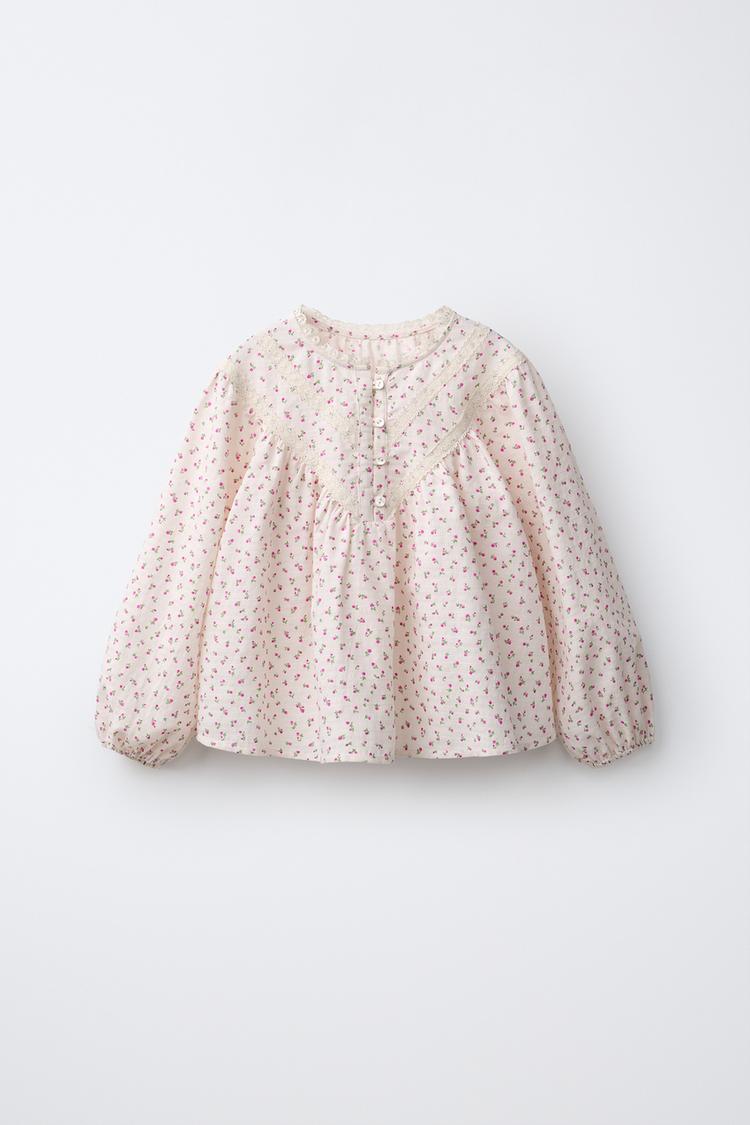 BLUSA ESTAMPADA FLORES Y ENTREDOS