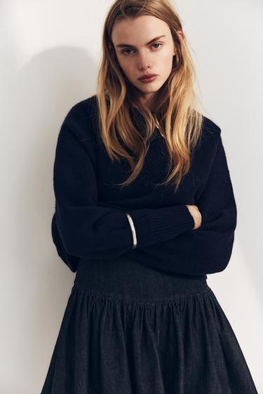 PULL EN MAILLE UNIE AVEC COL EN V - Bleu marine de Zara - Image 1