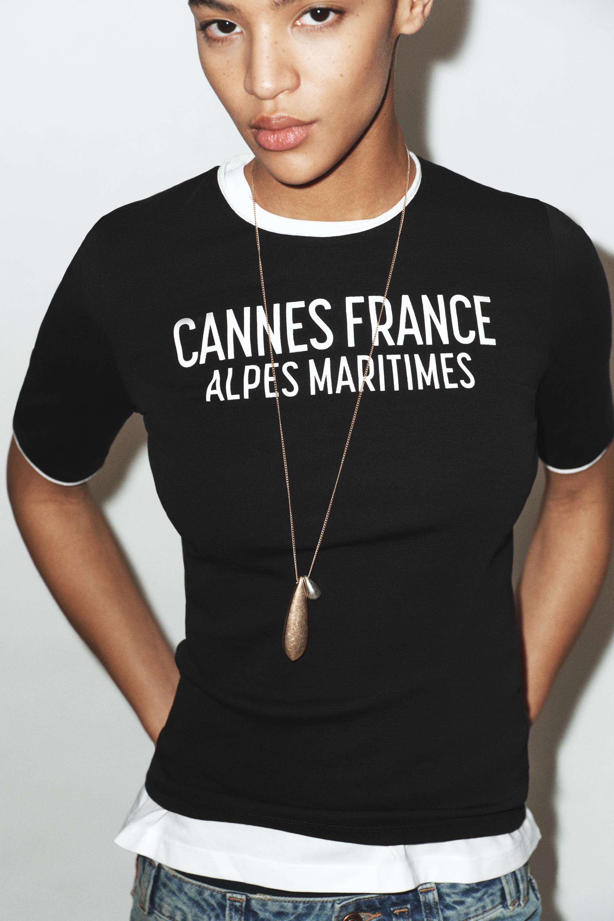 CONTRASTING TRIM TEXT T-SHIRT