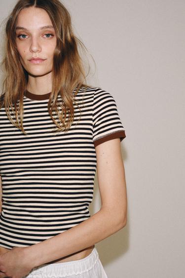تيشيرت مخطط بأكمام قصيرة - خطوط by Zara