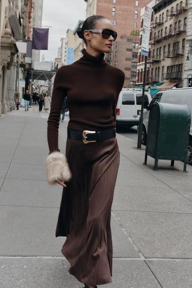 Sivilcedagi vagina Ayolni eshagiga sikib qoying