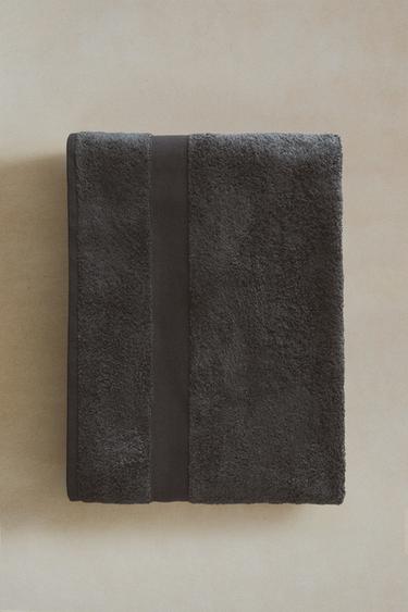 PREMIUM COTTON BATH TOWEL (600 GXM²) - Dark grey by Zara