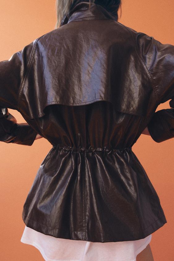 St�edn� z�b�r zadn� ��sti hn�d� bundy s nabran�m pasem a �irokou klopou.