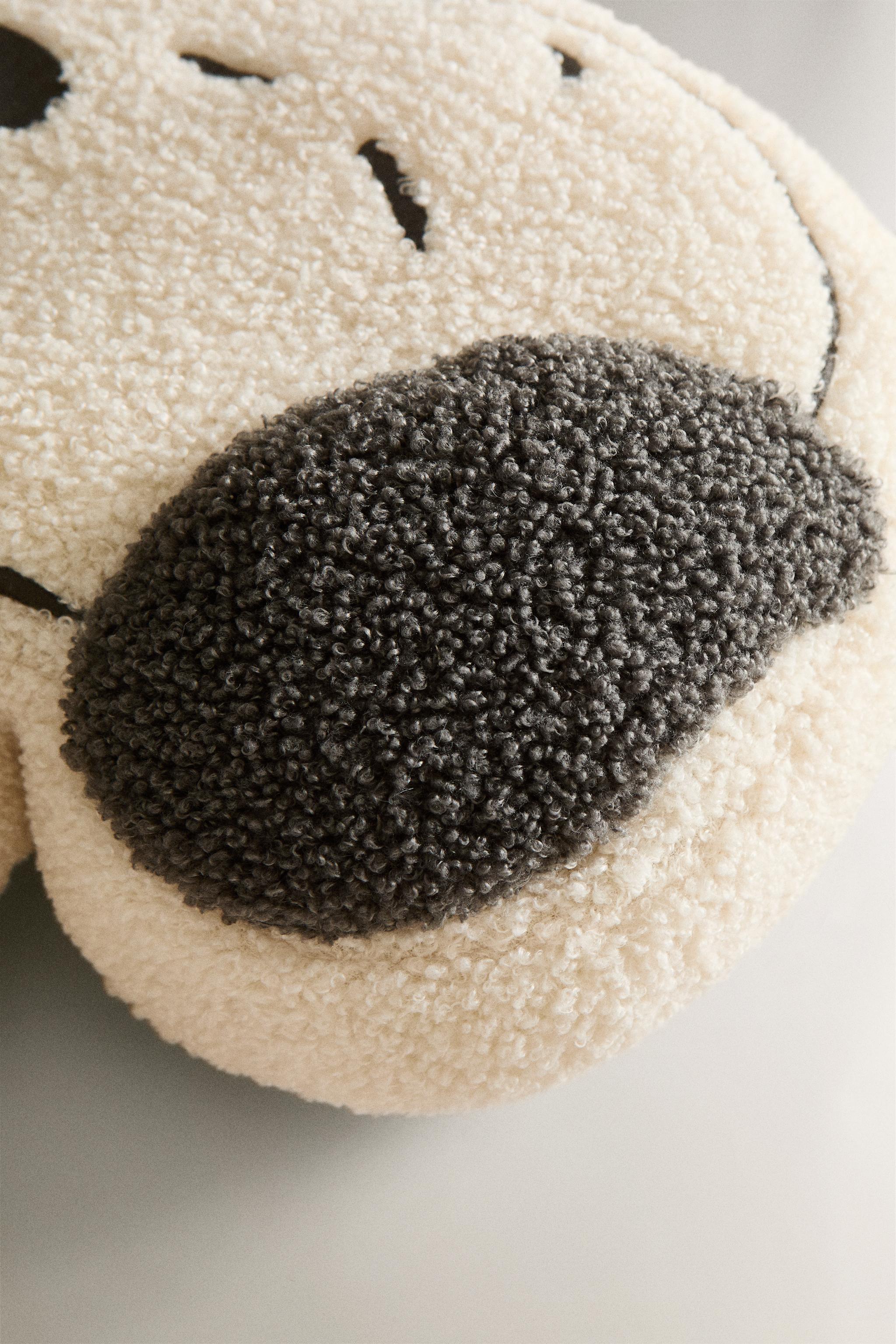 CHILDREN'S PEANUTS™ FAUX SHEARLING CUSHION - ホワイト | ZARA