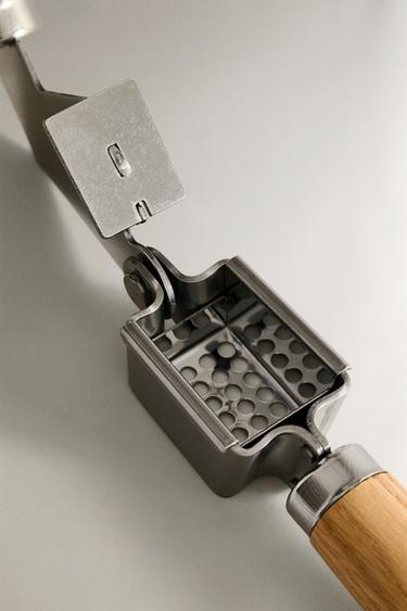 OAK MANUAL GARLIC PRESS - Light brown by Zara - Image 2