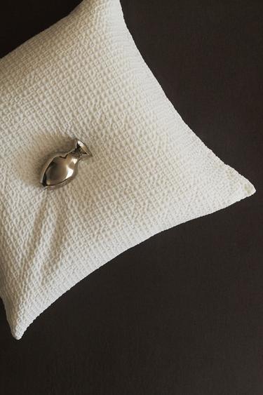 غلاف وسادة بحبكة الوافل - أبيض الخاص بـ Zara