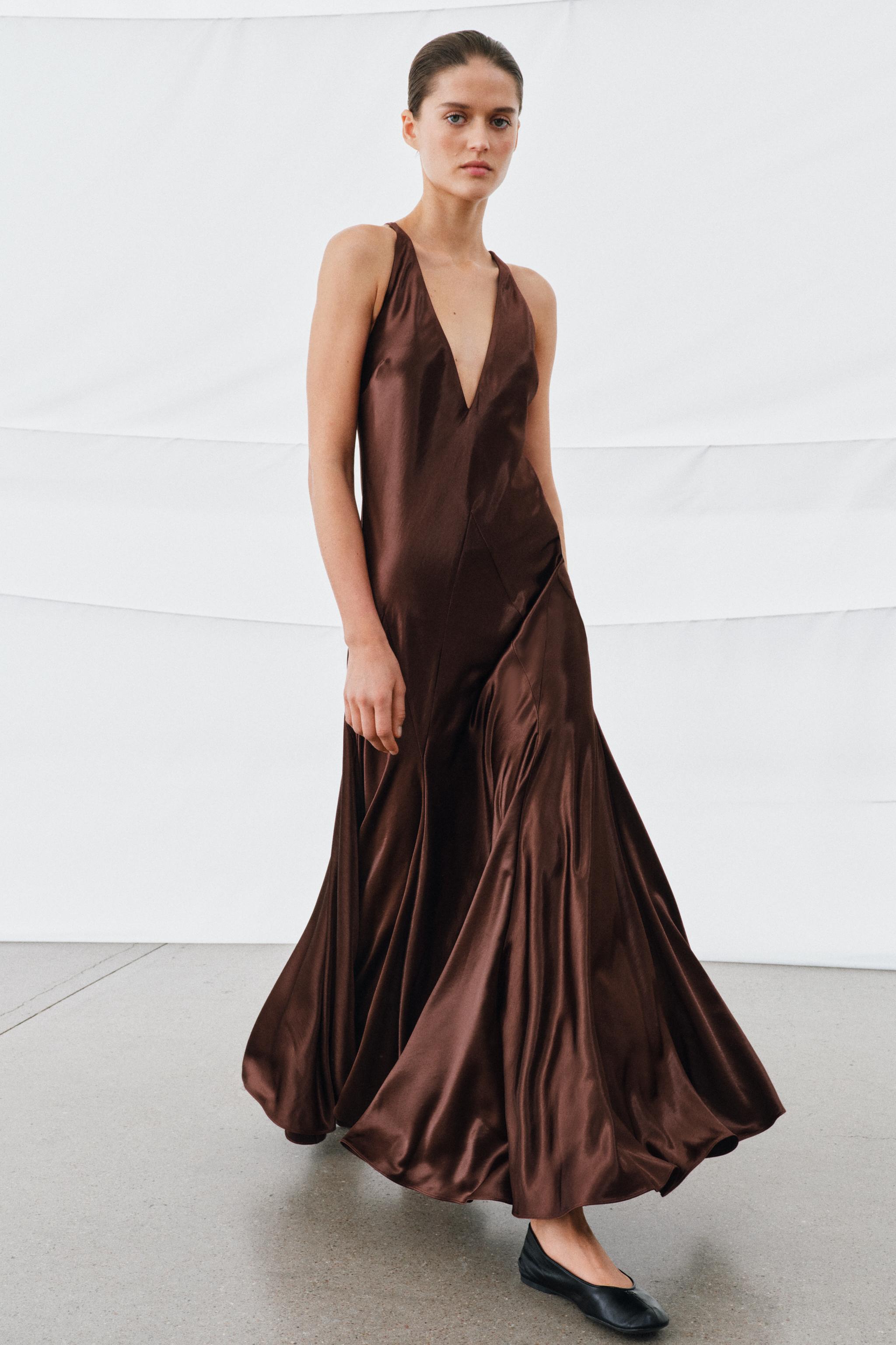 ROBE LONGUE SATINÉE AVEC VOLUME