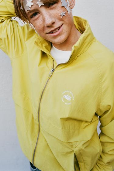 جاكيت خفيف مقاوم للماء - ليموني الخاص بـ Zara