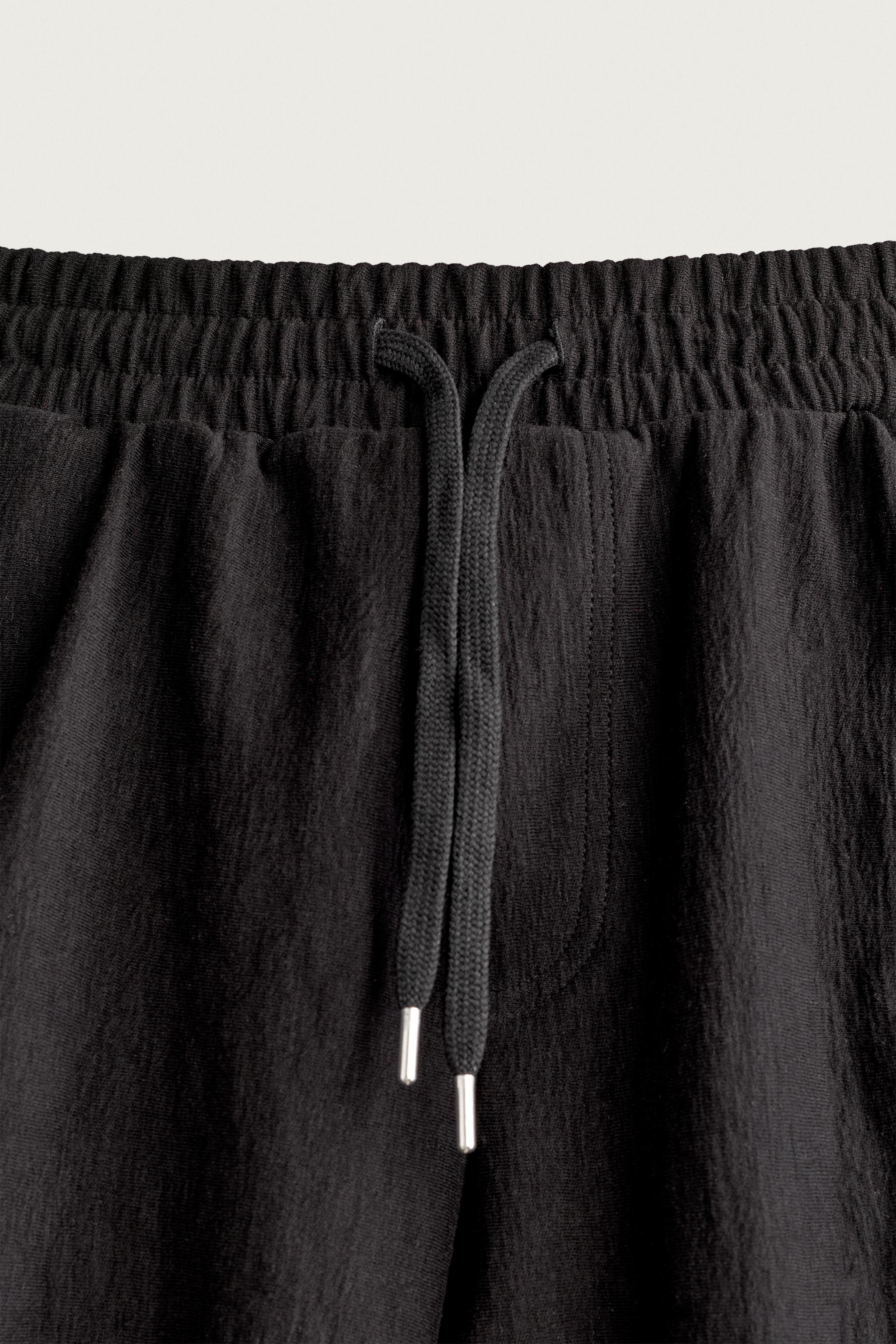 TEXTURED JOGGER SHORTS