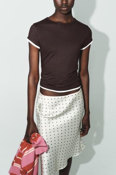 T-SHIRT À LISERÉS EN CONTRASTE - Chocolat de Zara