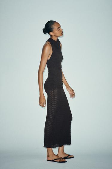 ROBE LONGUE HALTER TEXTURÉE - Marron foncé de Zara - Image 2