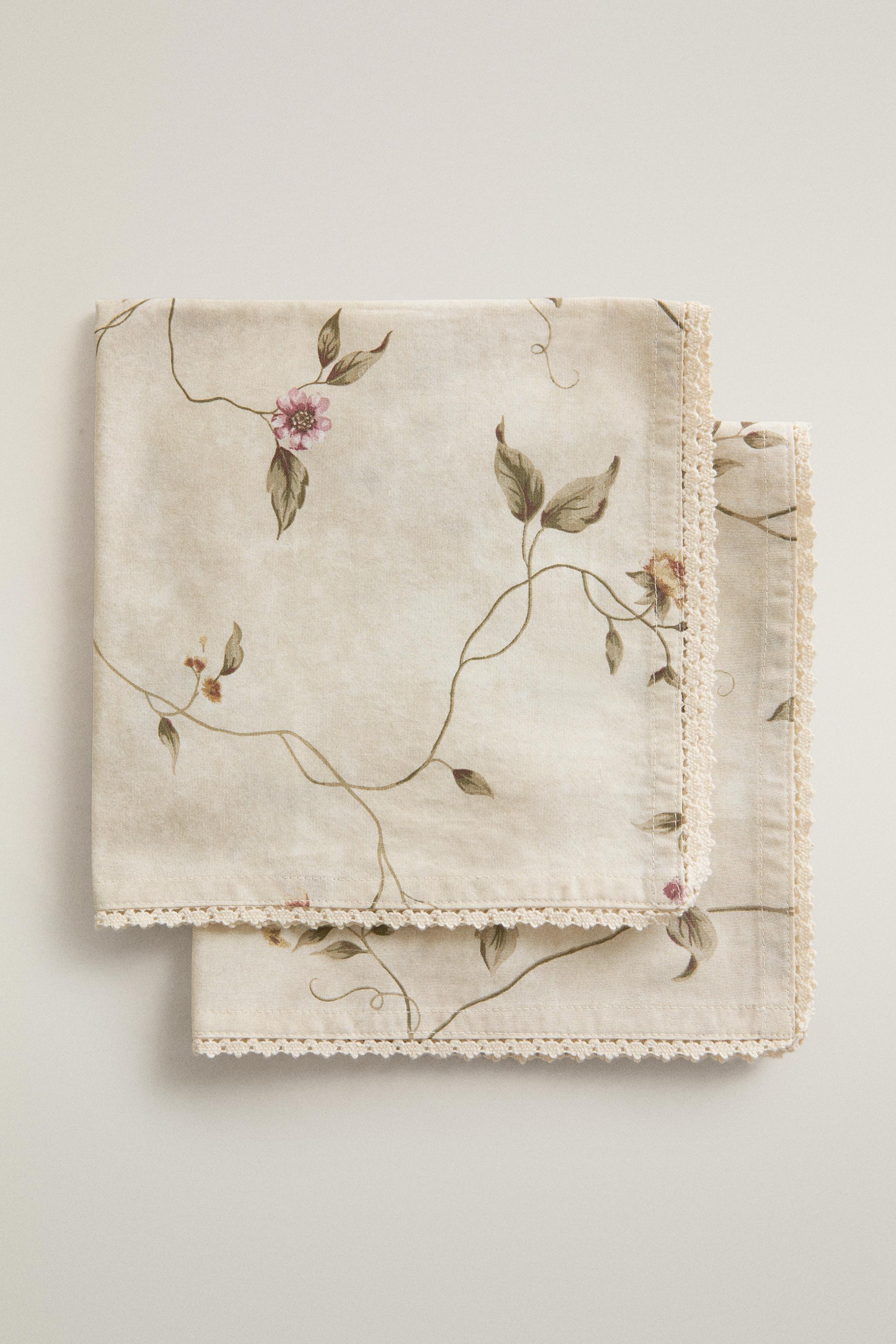 FLORAL PRINT AND LACE TRIM NAPKINS (PACK OF 2)