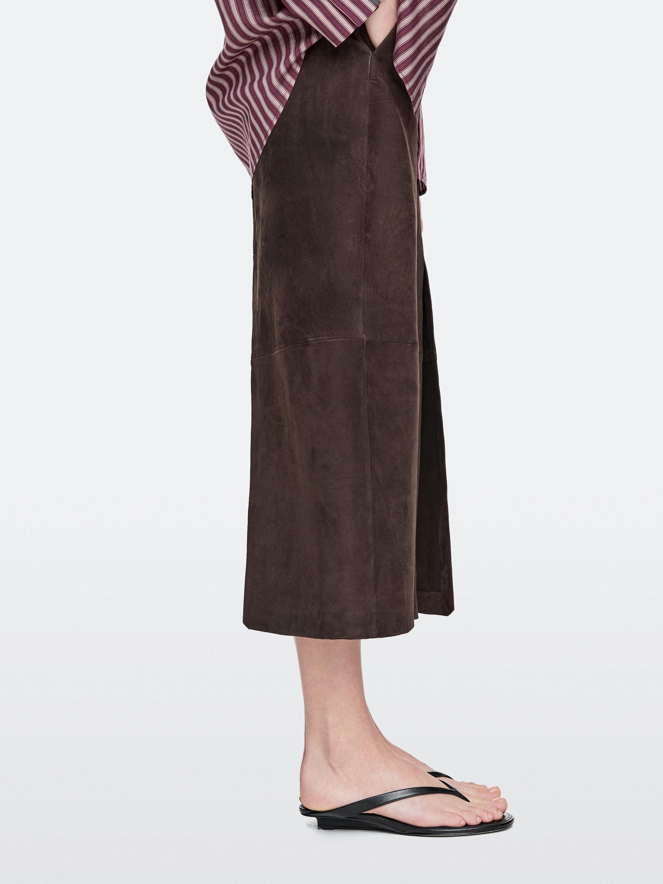 Mid-heel sandals with toe divider