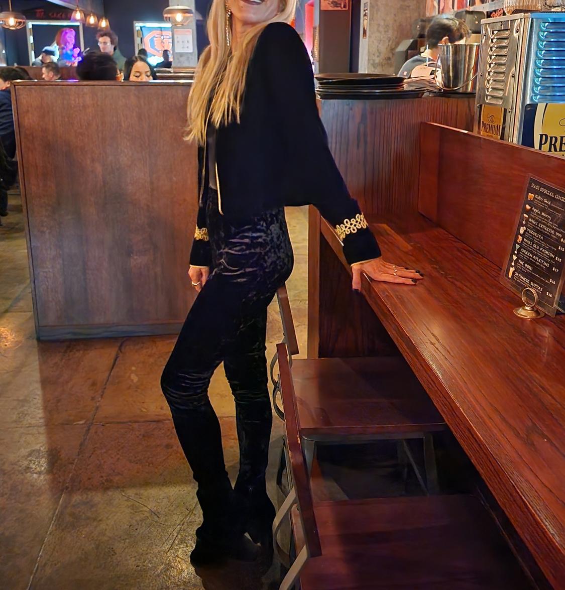 BLACK CROPPED VELVET JACKET WITH GOLD DETAILS - Image 5