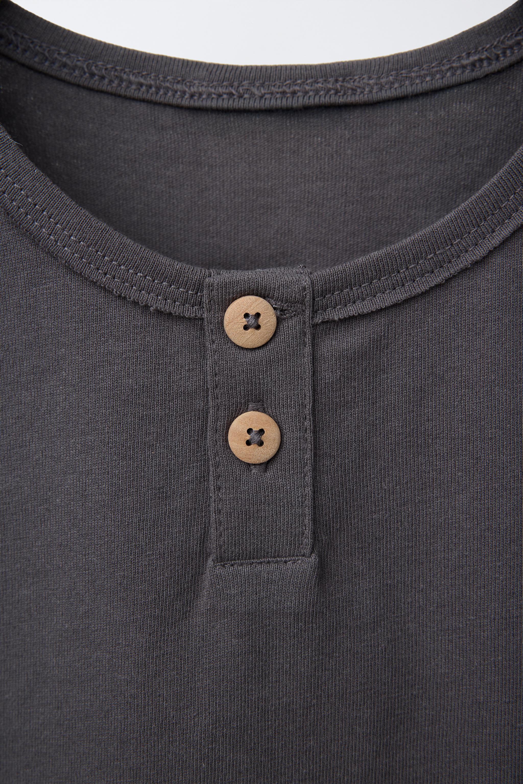 T-SHIRT SANS MANCHES BOUTONS