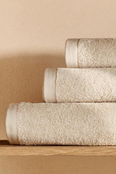 GŁADKI RĘCZNIK KĄPIELOWY Z BAWEŁNY FROTTE (500 GXM²) - Piaskowy Zara