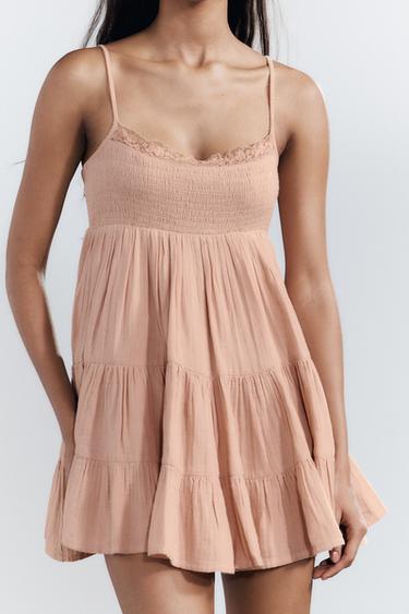 KORT CHIFFONKJOLE MED BLONDESTOF - pastel rosa fra Zara