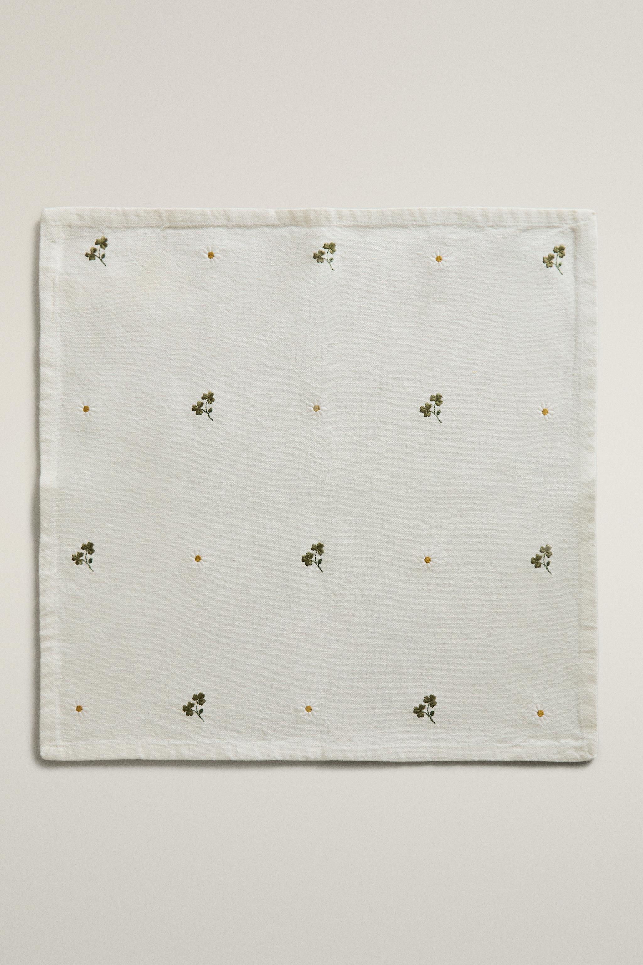 EMBROIDERED CLOVER AND DAISY NAPKINS (PACK OF 2)