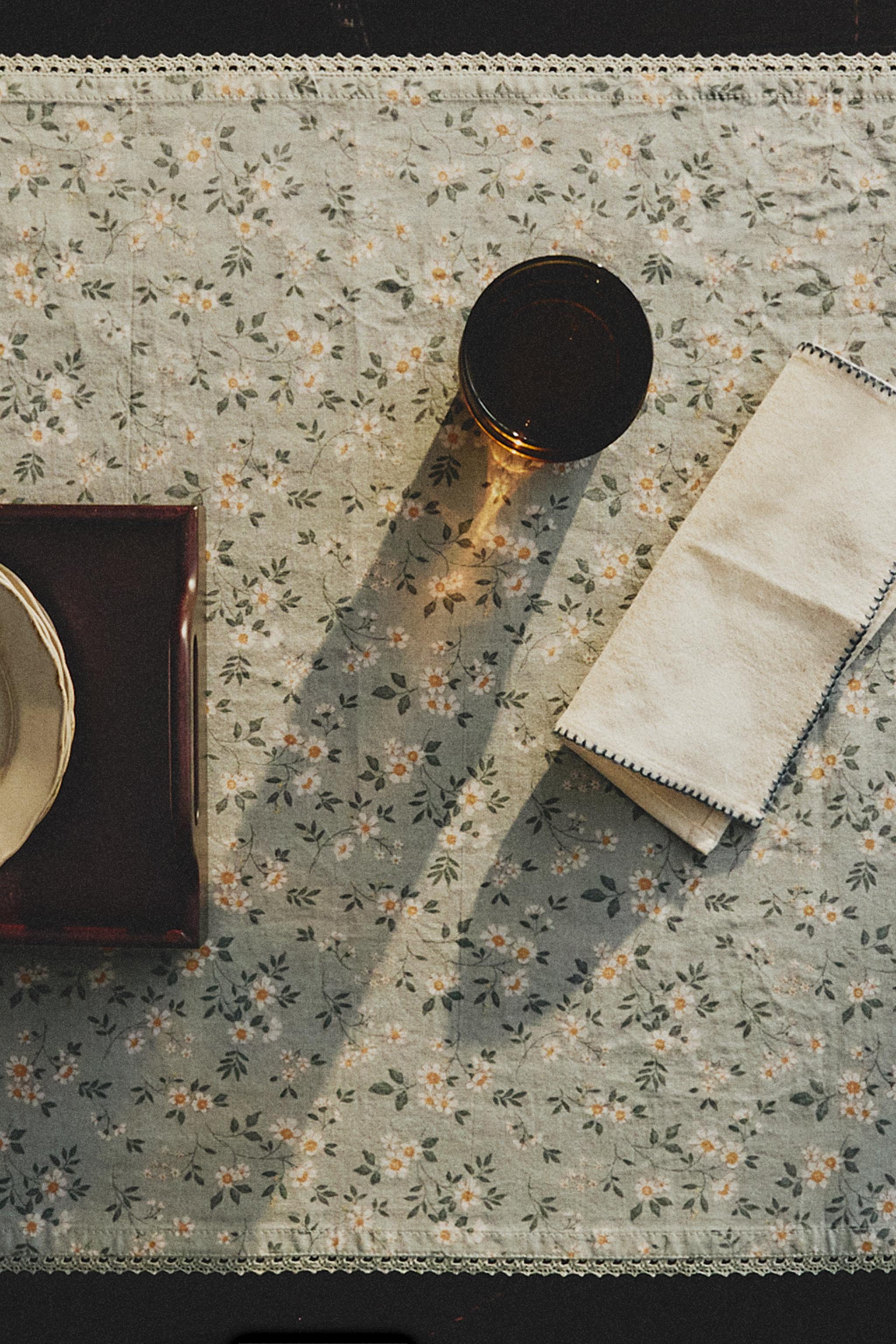 CHEMIN DE TABLE FLEURS SAUVAGES AVEC DENTELLE