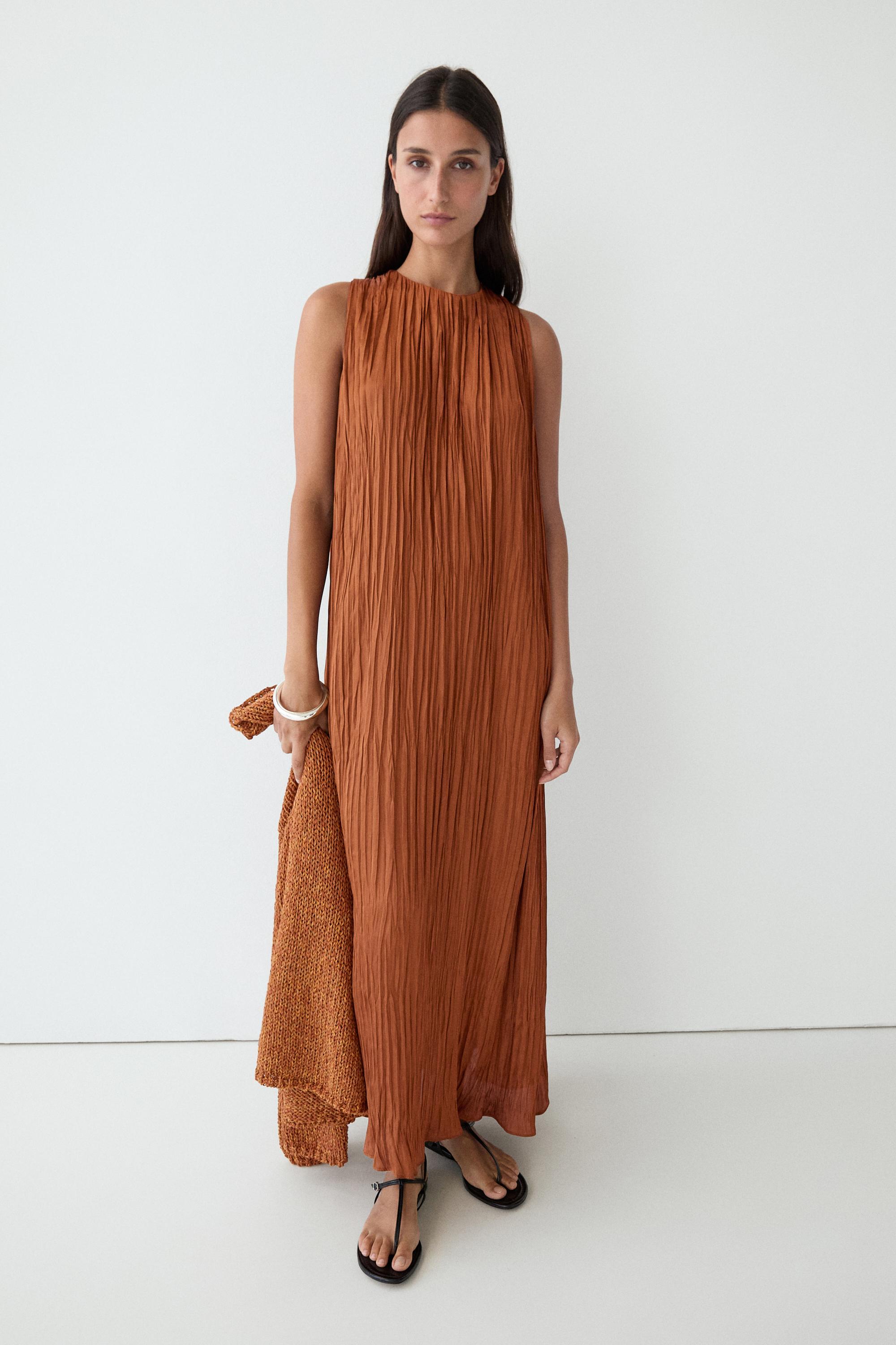 Robe longue plissée à encolure américaine