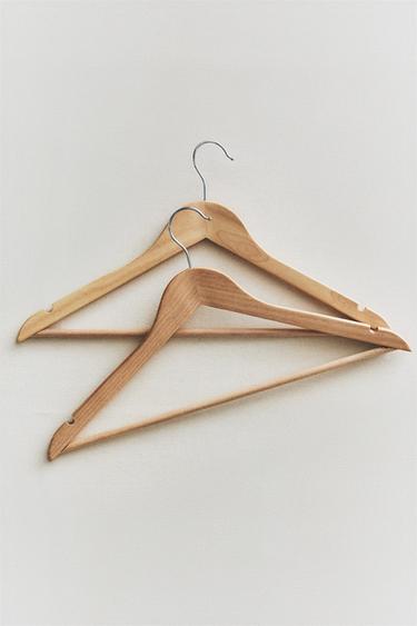 LACQUERED WOODEN HANGER (SET OF 3) — Light beige 1