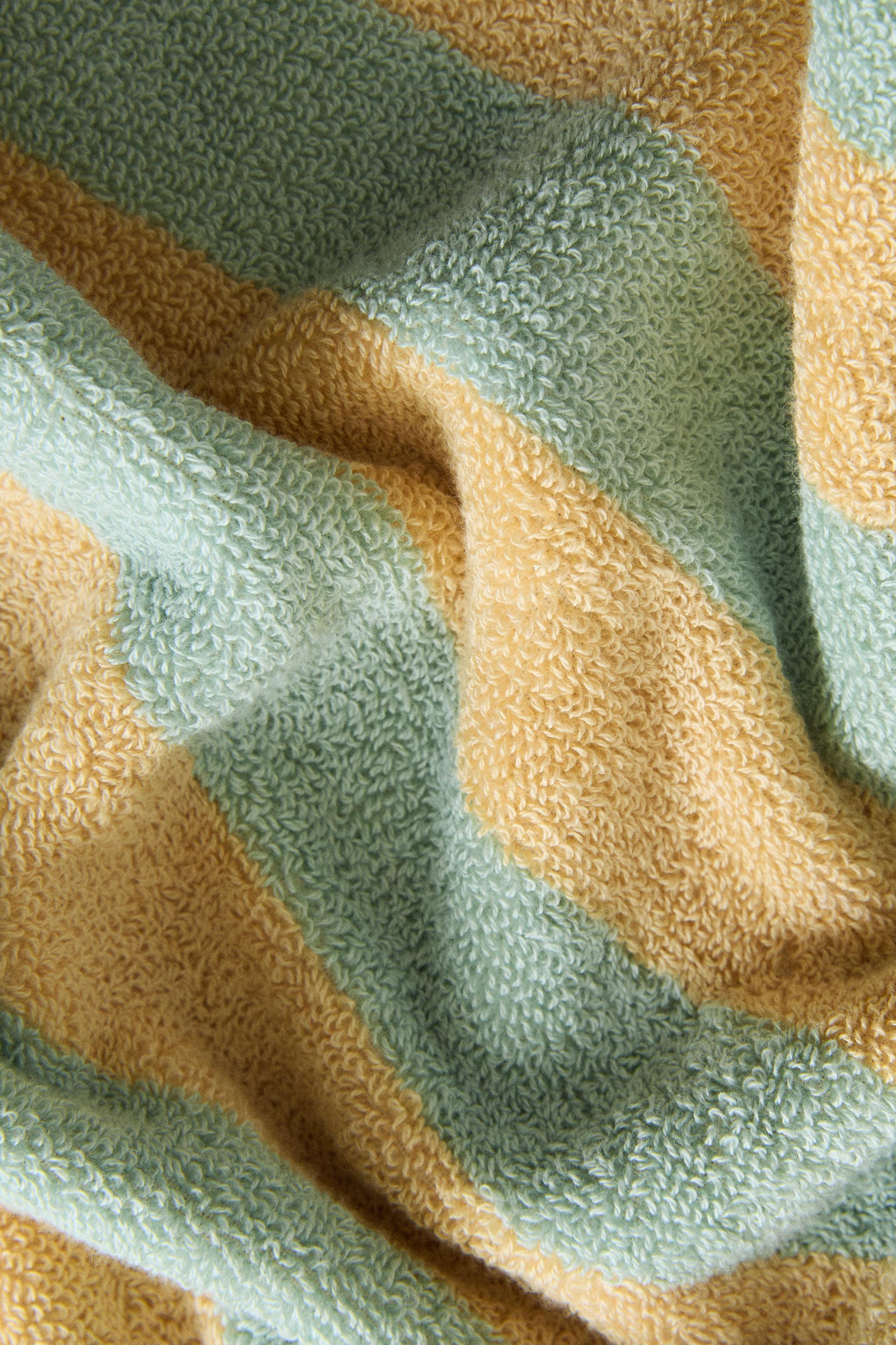 STRIPED BATH TOWEL WITH TOPSTITCHING